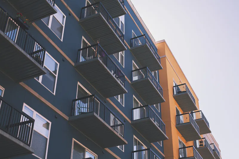 Façade d'immeuble moderne avec balcons en saillie