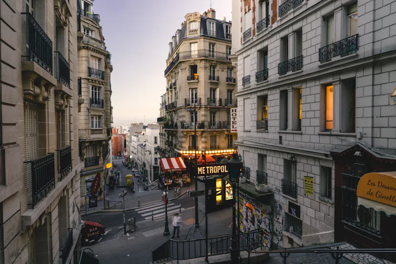 Rue parisienne bordée d'immeubles haussmanniens